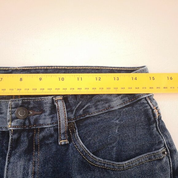 Levi's 559 Ladies Size 30 Waist Cut Off Medium Wash Jean Shorts - Picture 10 of 12
